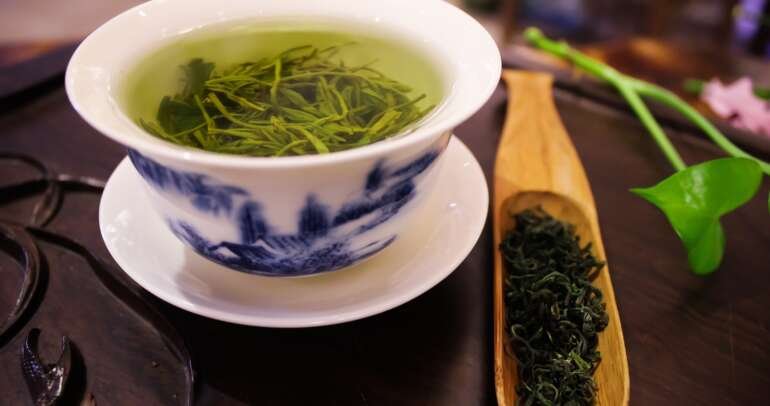 What are the advantages of drinking green tea? What happens if you consume too much green tea?